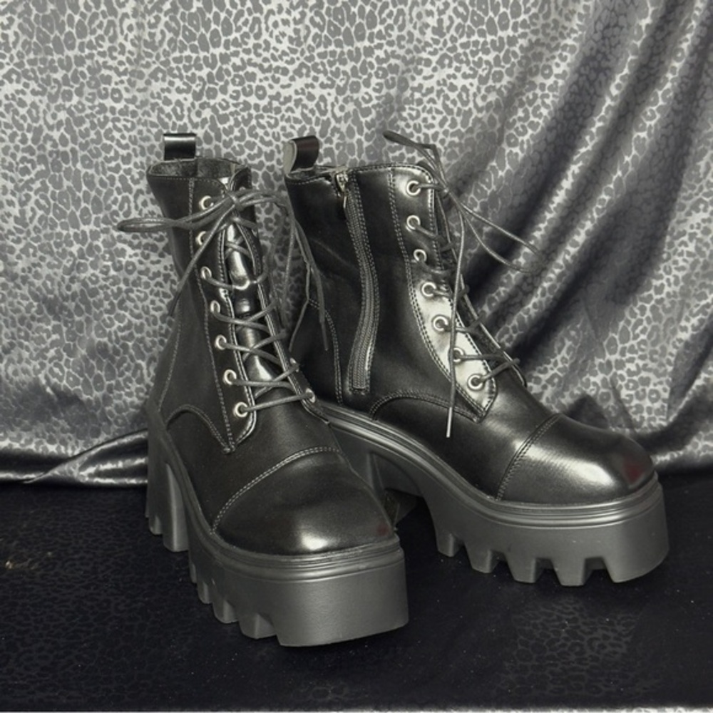 Black Platform Combat Boots W/ Zipper size 7.5-8 
*Brand new never worn.